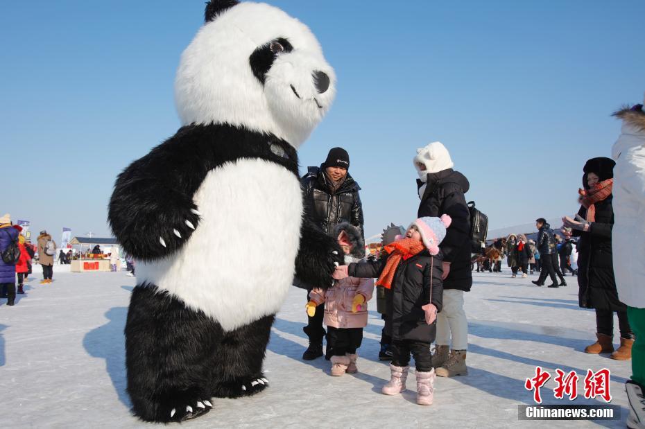中外游客乐游哈尔滨松花江冰雪嘉年华