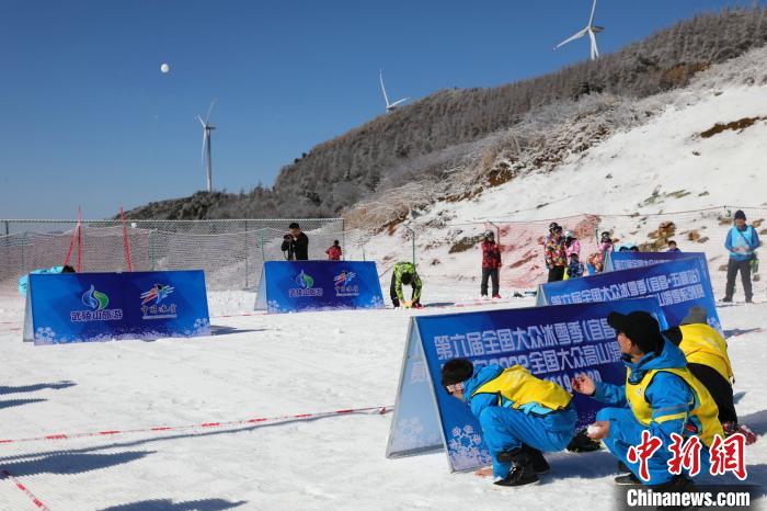 冰雪爱好者湖北五峰比赛“打雪仗”