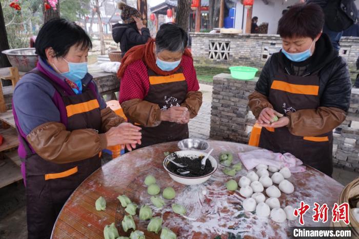 无锡农家忙蒸糕团酿米酒迎新春