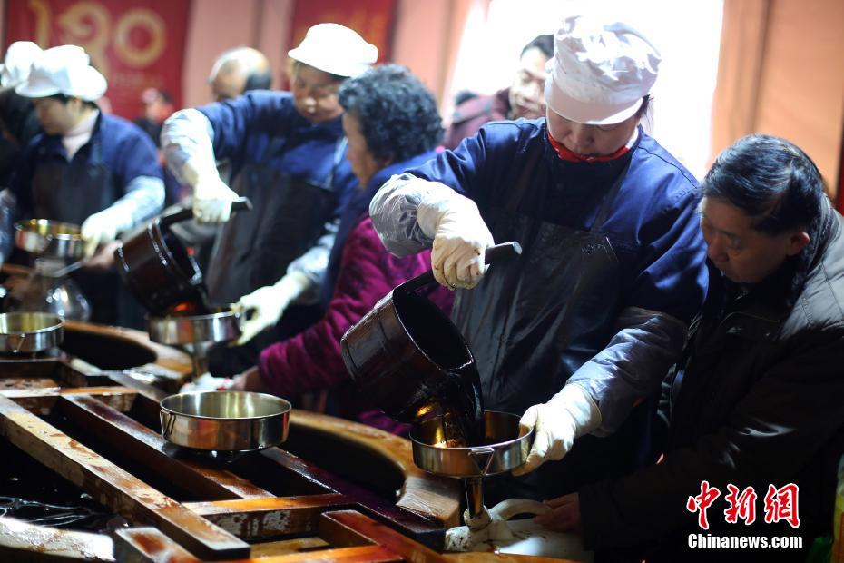 江苏镇江民众“打酱油”迎新年