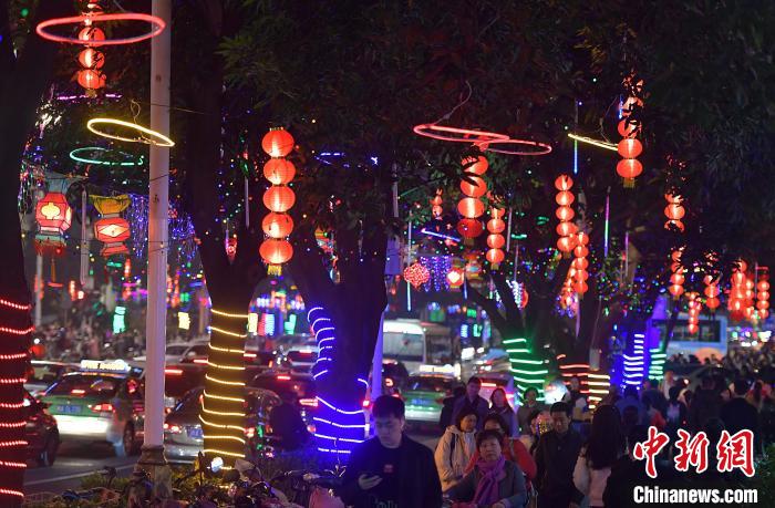 福州街头彩灯装饰一新迎佳节
