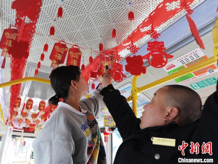 长春女孩手绘漫画 为公交司机父亲打造鼠年主题车厢