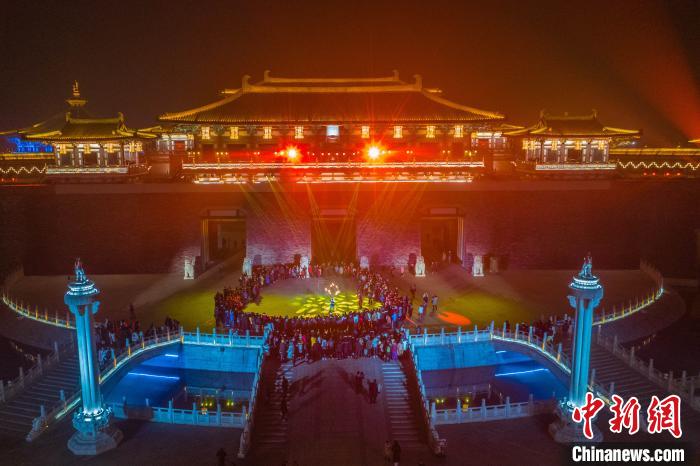 湖北襄阳举行新春庙会 流光溢彩迎新春