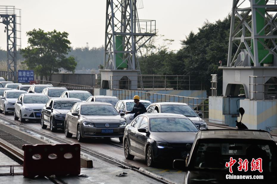 春运高峰至 琼州海峡忙
