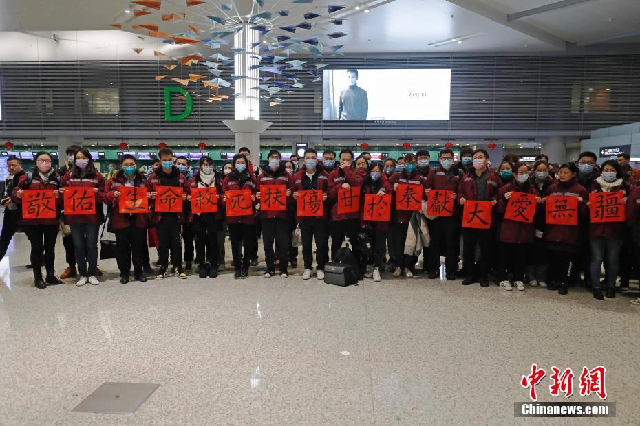 大年初一凌晨 上海医疗援助队雨夜驰援武汉