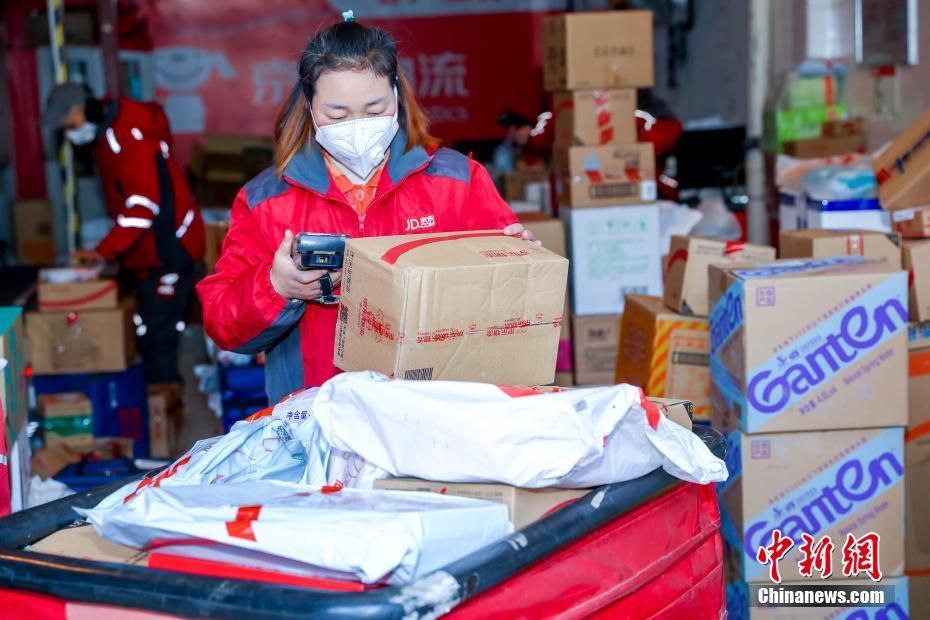 疫情之下“逆行”的武汉快递员