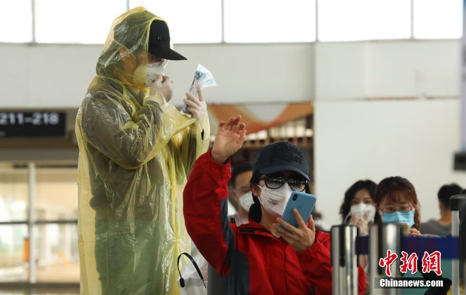 三亚凤凰机场 旅客出行防疫有高招