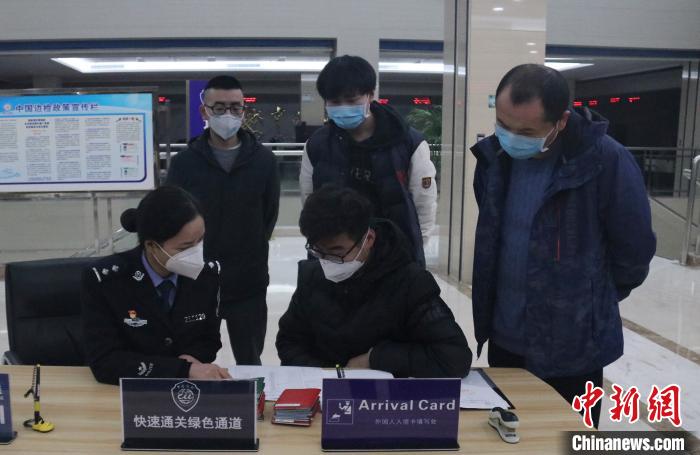 万吨进口抗疫物资原料抵浙 嘉兴边检开绿色通道助通关