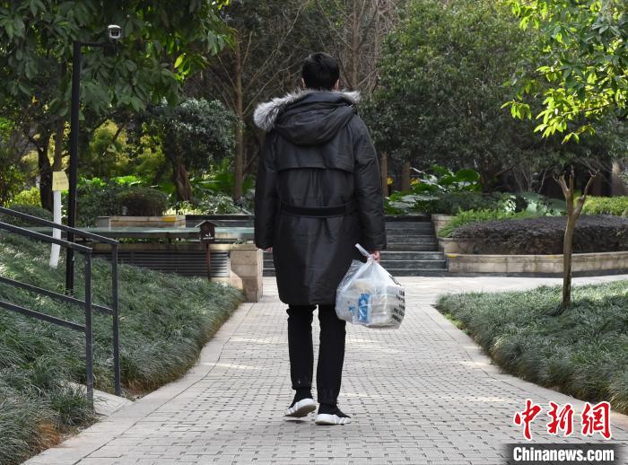 重庆火锅外卖走俏 市民手机下单烫火锅