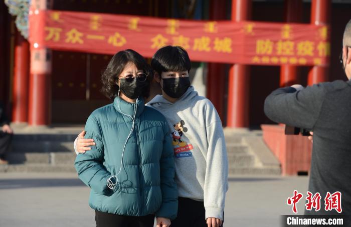 呼和浩特民众享受好天气 户外人数明显增多