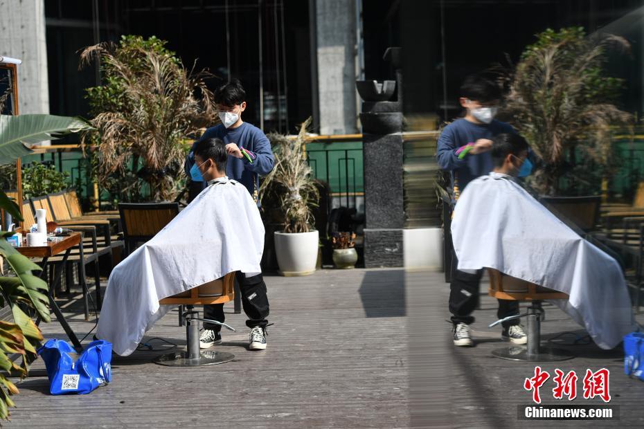“二月二，剃龙头” 成都市民戴口罩户外理发