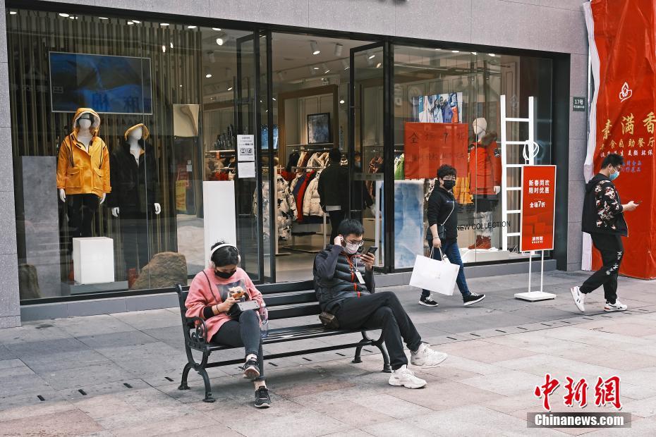 上海街头民众戴着口罩出行 防疫不松懈
