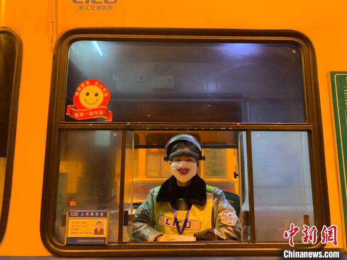 口罩遮脸不遮笑 高速收费员贴上“微笑”温暖过往司机