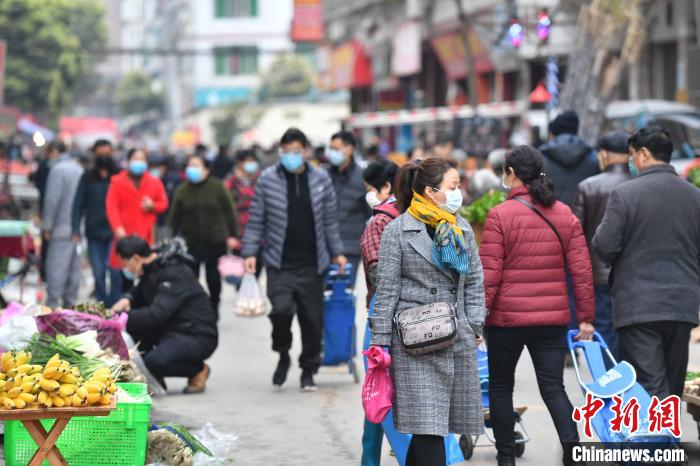 成都菜市人气逐步上升 疫情防控仍不松懈