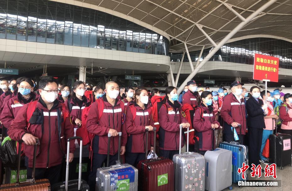 部分医疗队员乘坐高铁离开武汉