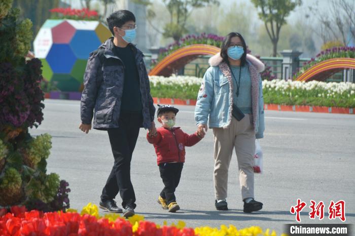 江苏气温升高 民众景区感受春天气息