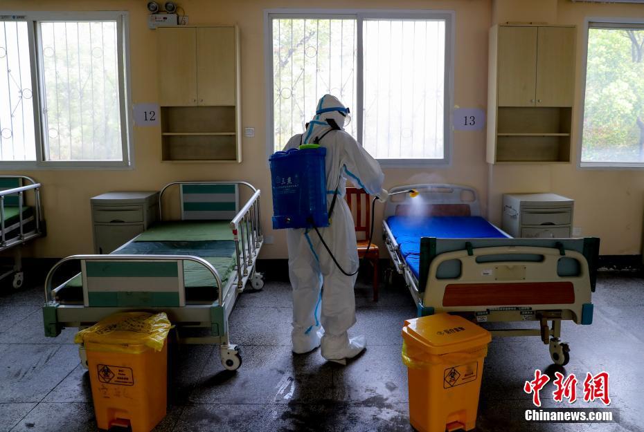武汉医院进行消杀 为恢复正常医疗服务作准备