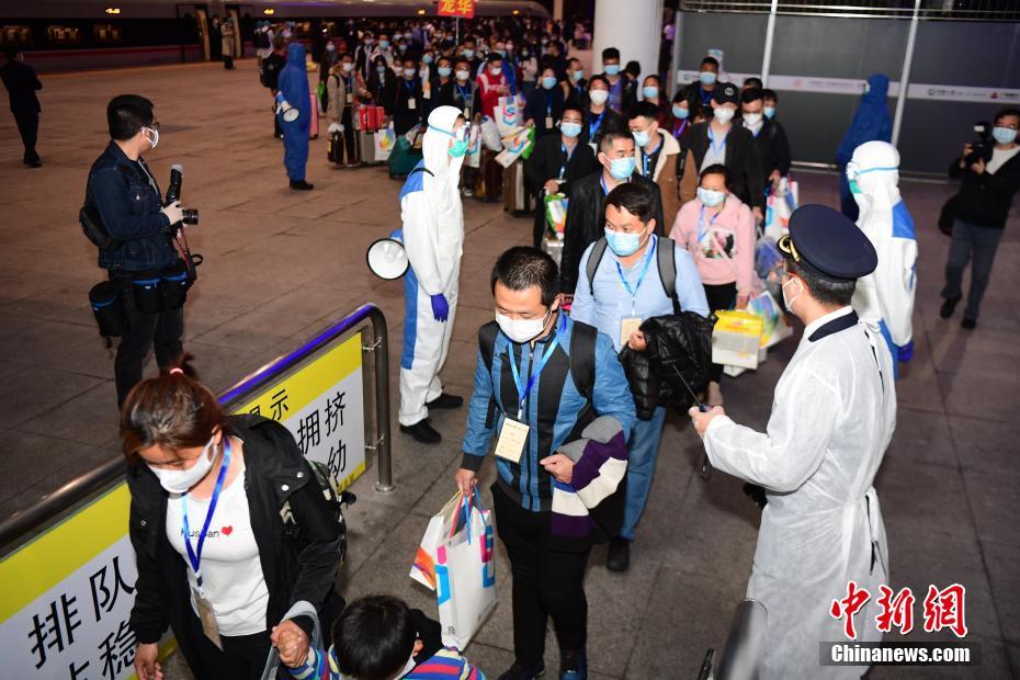 首趟湖北务工人员返深专列抵达