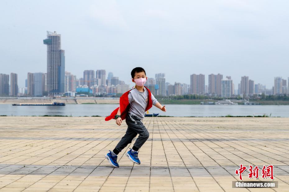 武汉市民江滩公园享春光