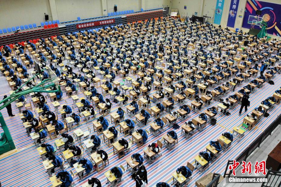 长沙一中学体育馆改食堂 就餐如考试