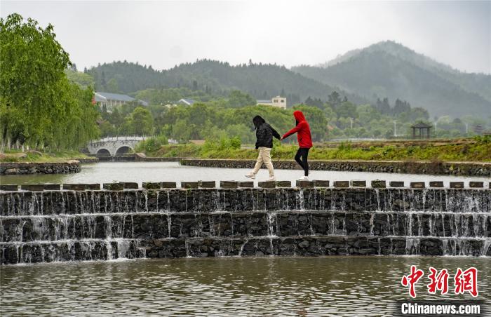 探访“全国文明村镇”江西下保村：小桥流水 绿色生金