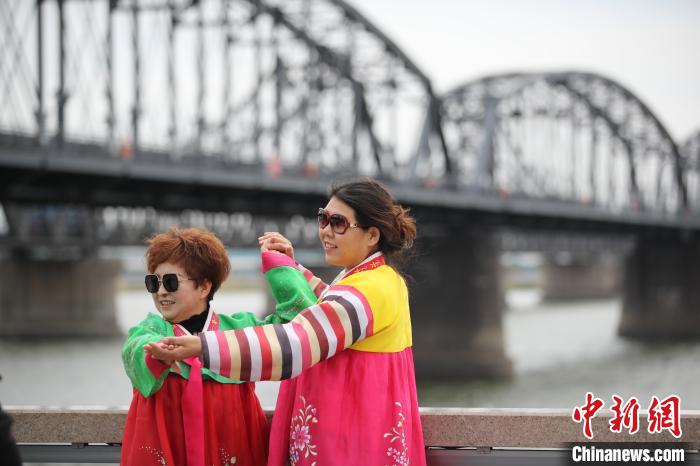 游客“五一”假期游览丹东