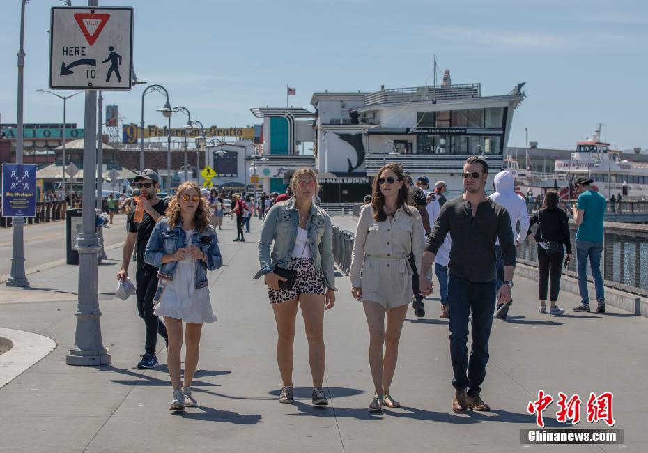 美国民众户外庆祝长周末引卫生官员担忧