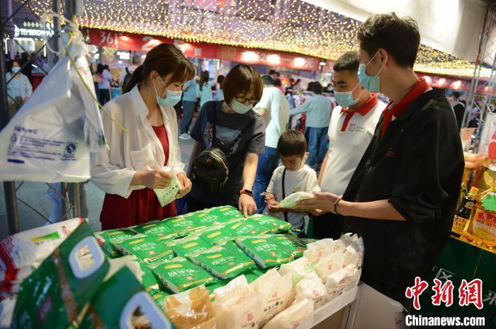 呼和浩特重启街头夜市 打折促销人气旺