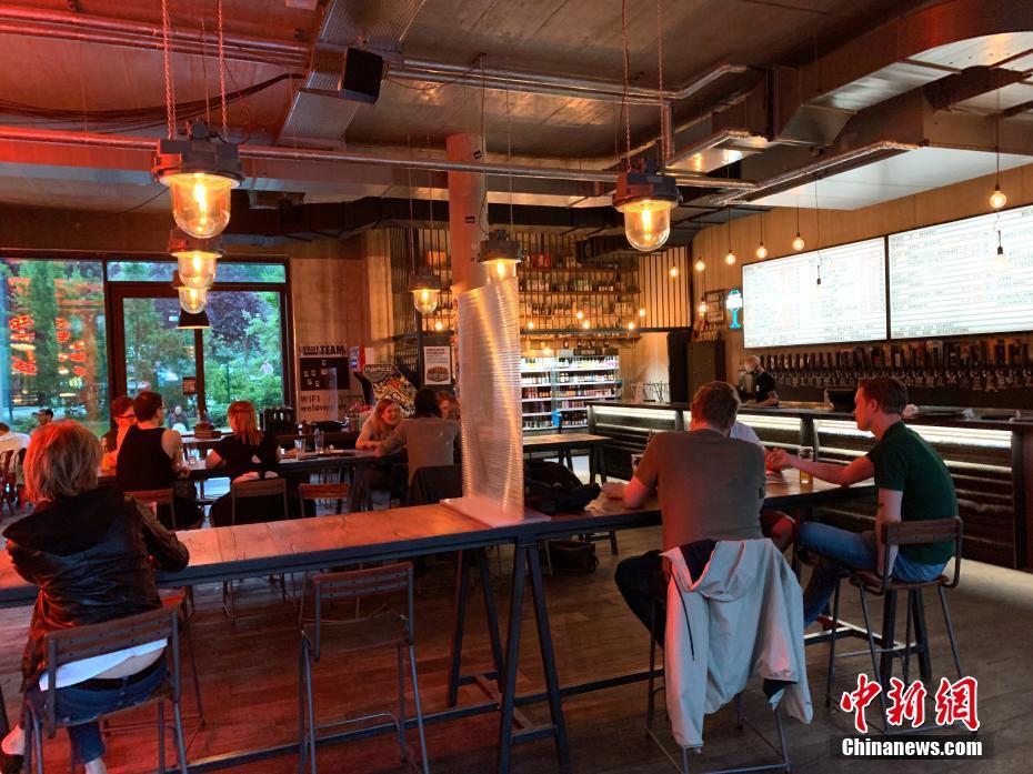 酒吧获准重开 德国柏林逐步“解封”夜生活