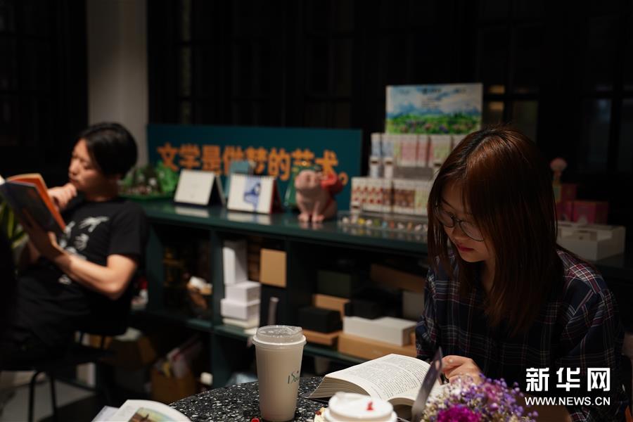 上海：“深夜书桌”“深夜书店”点亮城市夜读