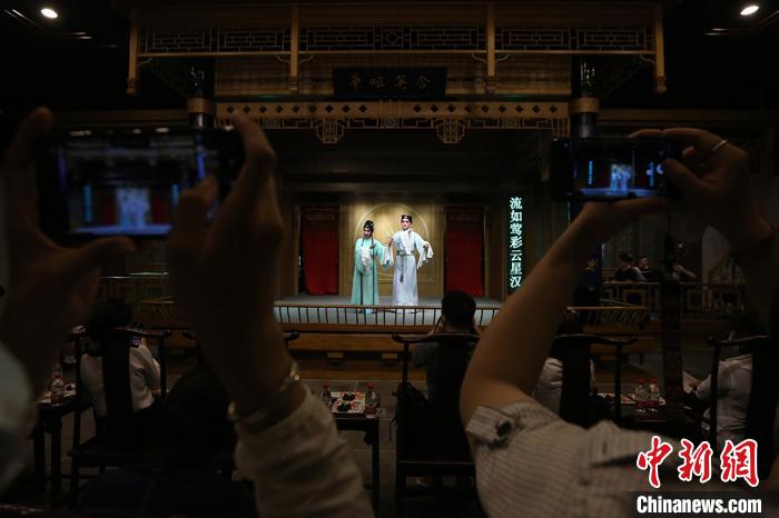 走进苏州平江路 感受迷人夜色中的“姑苏八点半”