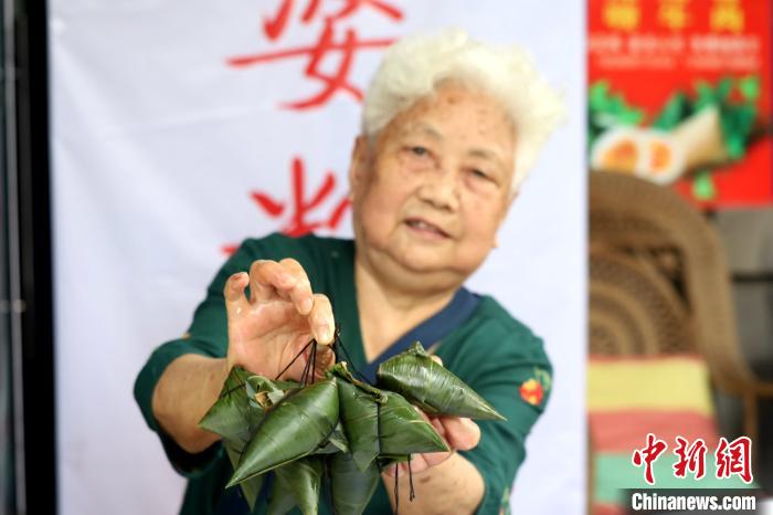 成都网红粽子一条街开街 市民：“粽香依旧”