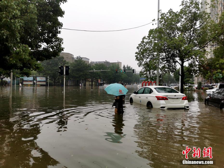 湖北襄阳遭遇强降雨 居民趟“河”上班