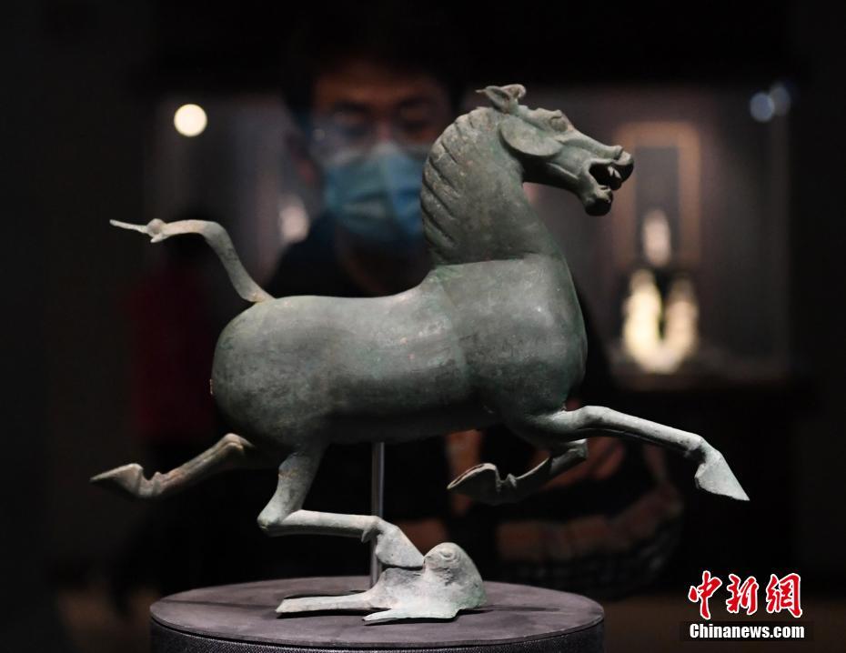 “铜奔马”真品在甘肃省博物馆展出