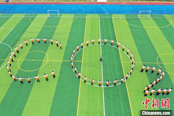 航拍江西瑞昌初中生创意毕业照 定格青春美好瞬间