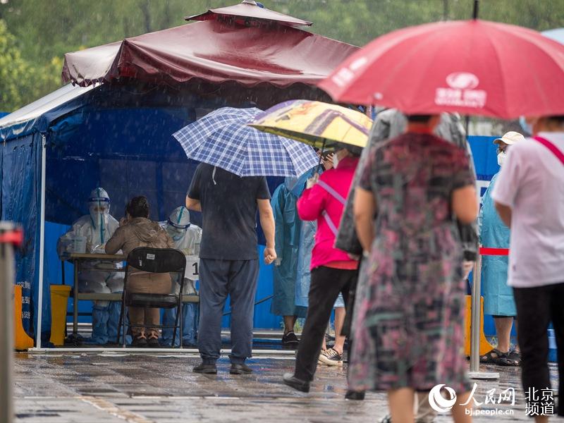 雨中坚守 北京海淀核酸检测采样工作有序进行