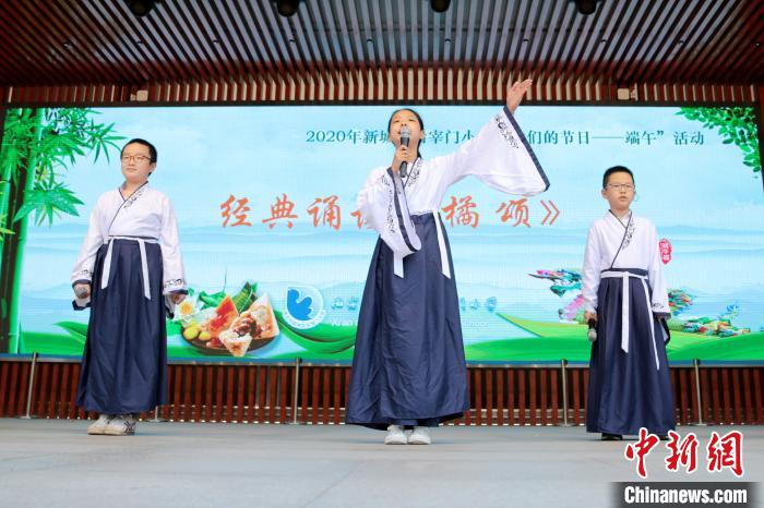 品味端午 西安一小学举行旱地龙舟赛