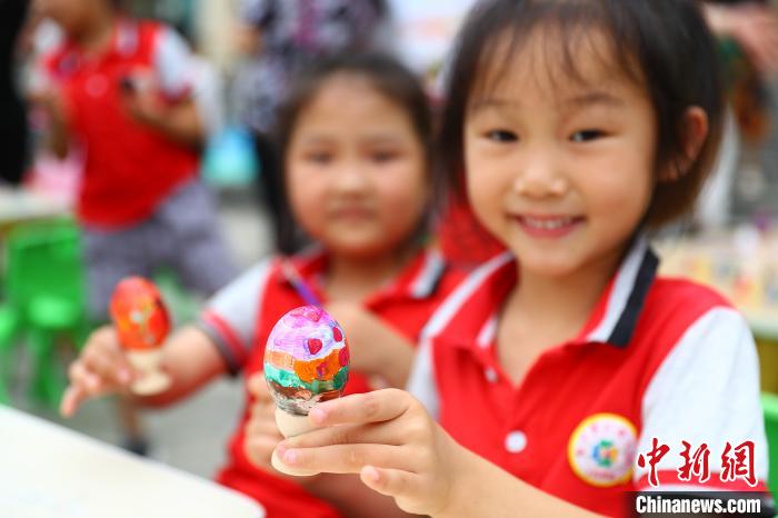 绘彩蛋、包粽子、喂粽子 江西南昌社区“花式”迎端午