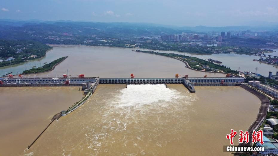 长江宜昌段水位上涨 葛洲坝开闸泄水