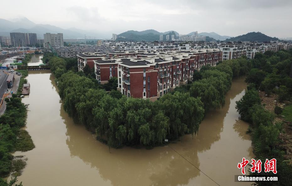 浙江杭州遭遇强降雨 城市河道水位上涨