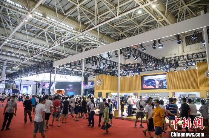福州国际车展人气旺 赏车试车者络绎不绝