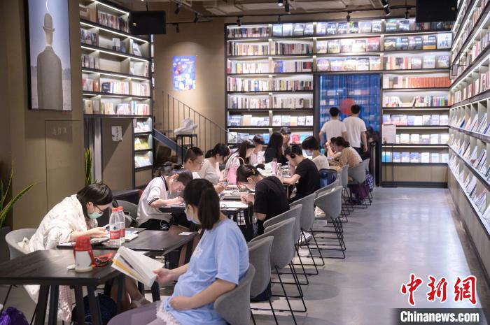 端午小长假：书店人气旺