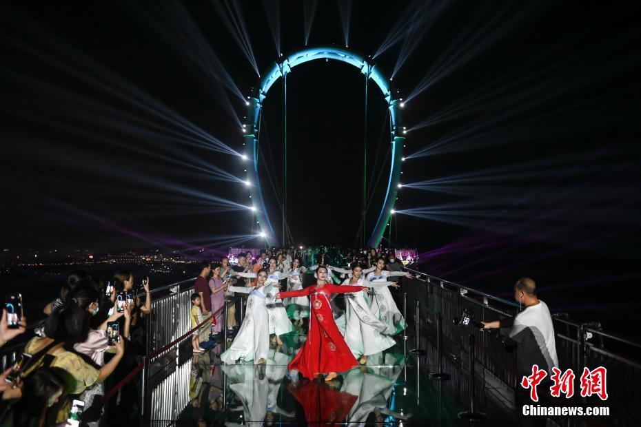广东清远500米高空汉服秀吸引游客