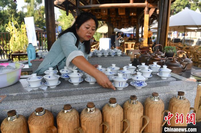 成都市民室外茶铺打发炎热夏季时光