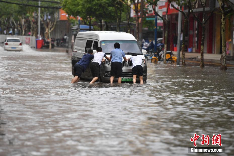 昆明持续降雨 市区多处发生淹积水