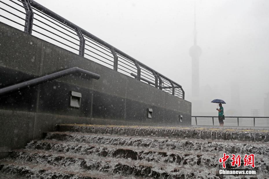 上海暴雨预警升级 累积降水量将达80毫米以上