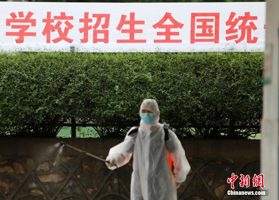 武汉消防员深入高考考点开展全面消杀