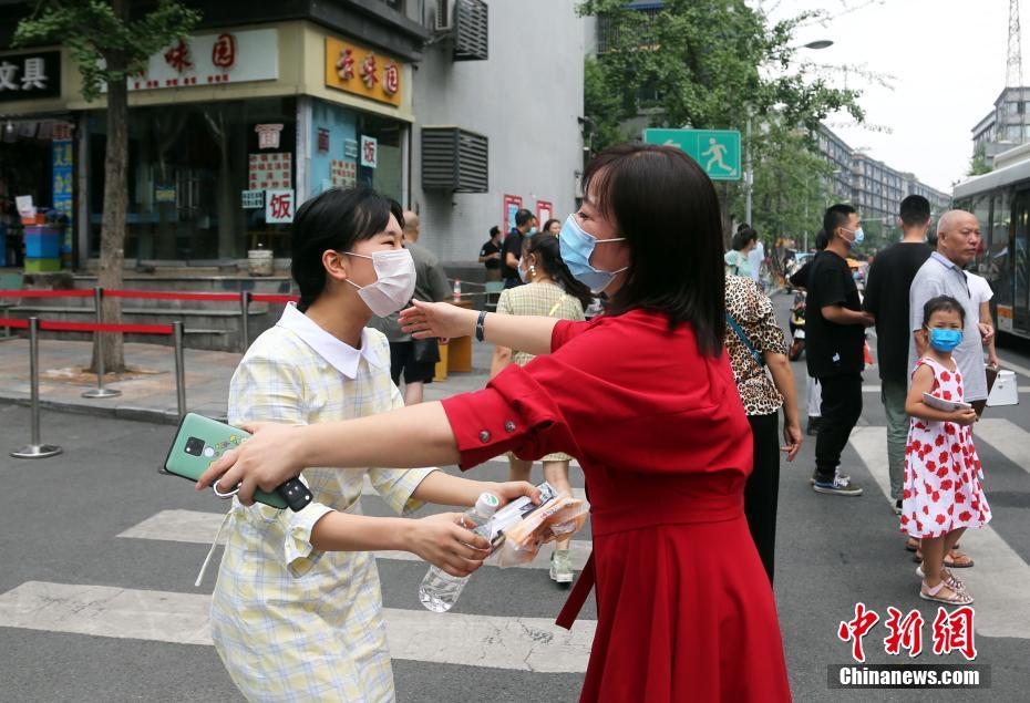 2020年高考首门考试结束 成都考生与老师拥抱