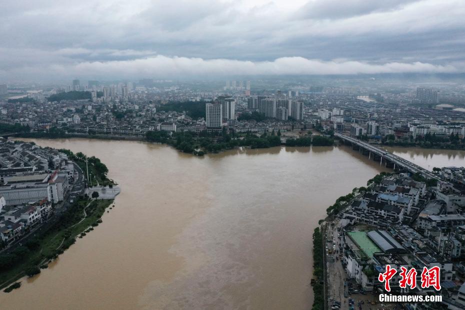 航拍暴雨后的徽州古城