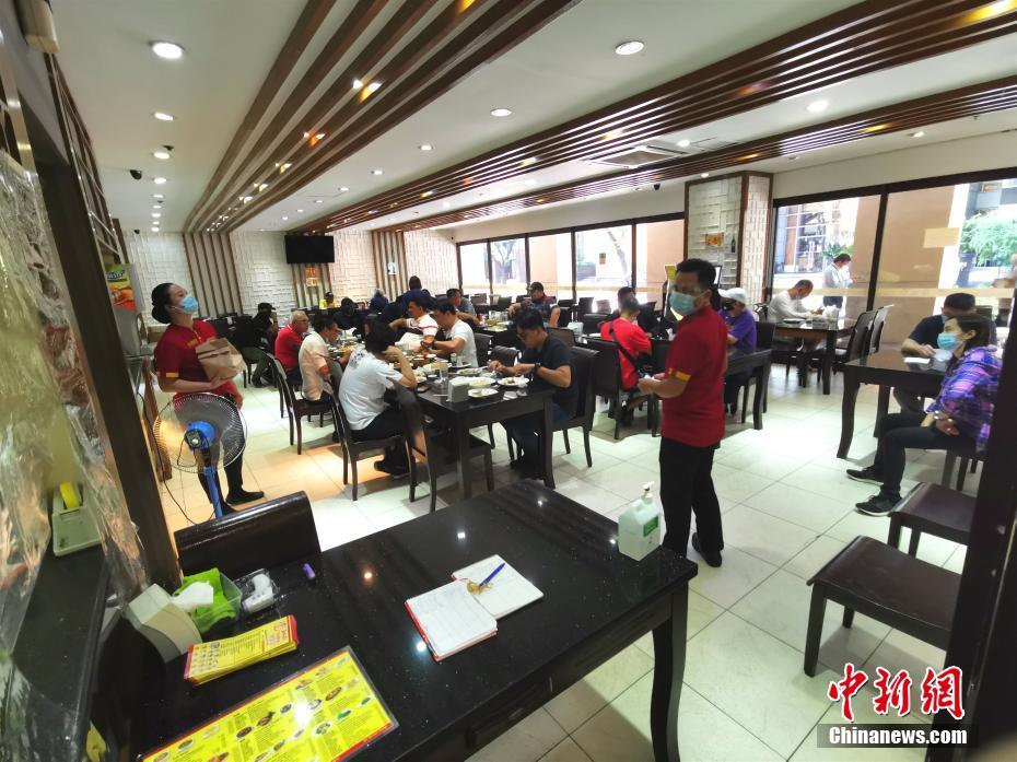 马尼拉CBD马卡蒂餐厅堂食客增多